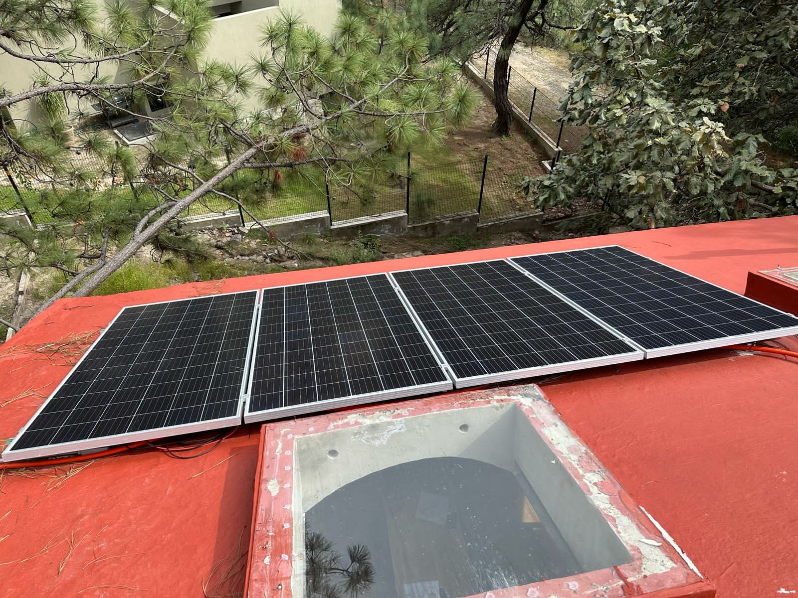 Paneles solares en techo residencial